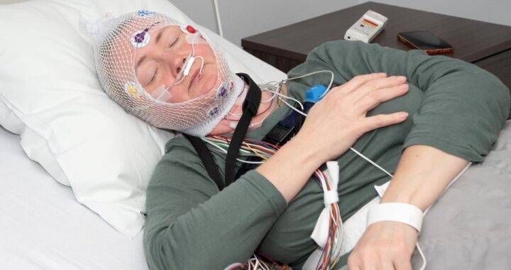 Gráfico de SleepFM analizando ondas cerebrales y ritmo cardíaco durante el sueño para predecir enfermedades con IA
