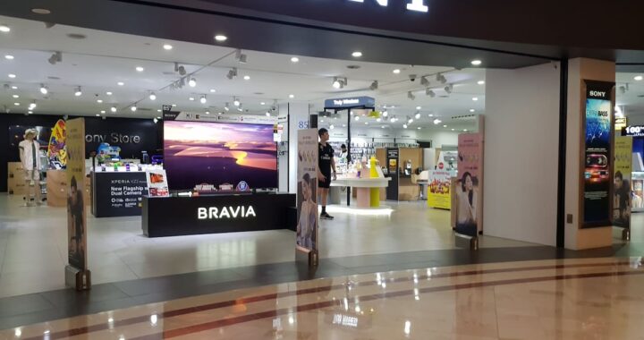 Ejecutivos de Sony y TCL firman acuerdo con televisor Bravia Mini LED de fondo, simbolizando alianza estratégica