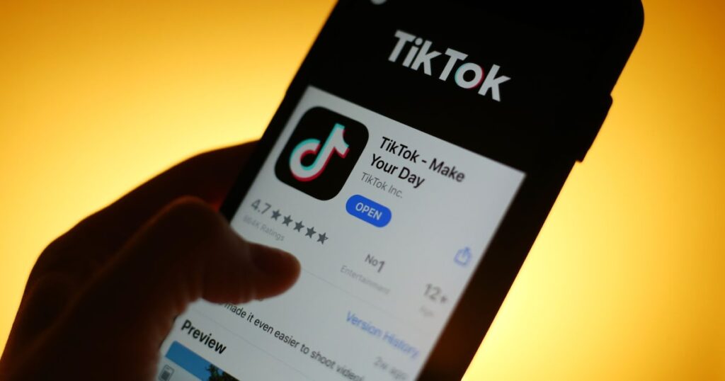 Adolescente usando smartphone con logos de TikTok e Instagram en pantalla y gráficos de alerta por adicción algorítmica