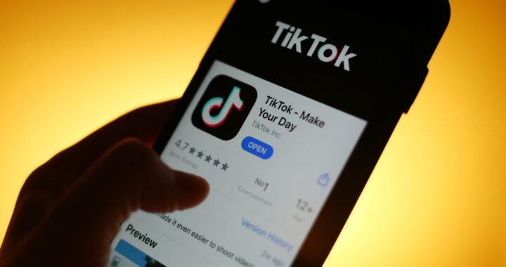 Adolescente usando smartphone con logos de TikTok e Instagram en pantalla y gráficos de alerta por adicción algorítmica