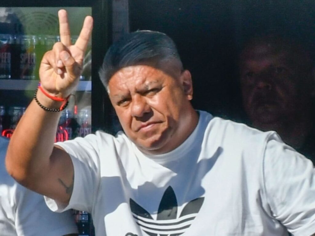 Claudio Tapia con gesto desafiante en reunión con dirigentes del ascenso, señalando con el dedo mientras habla de abril y la justicia