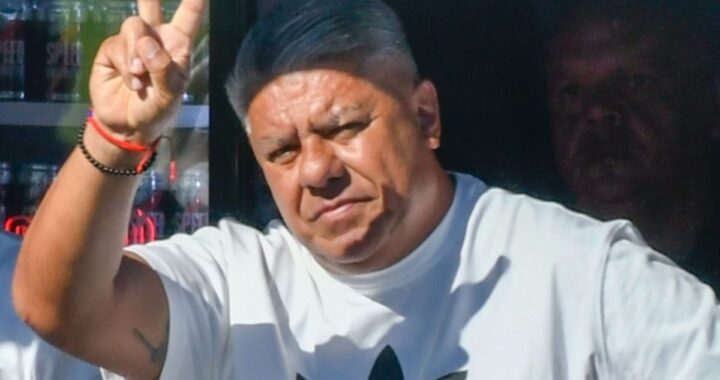 Claudio Tapia con gesto desafiante en reunión con dirigentes del ascenso, señalando con el dedo mientras habla de abril y la justicia