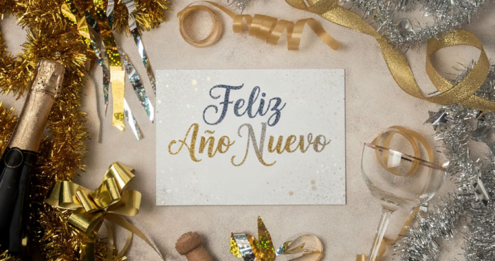 Collage de 5 tarjetas digitales de Año Nuevo 2026 con diseños virales: video-recopilación, GIF boomerang y stickers interactivos