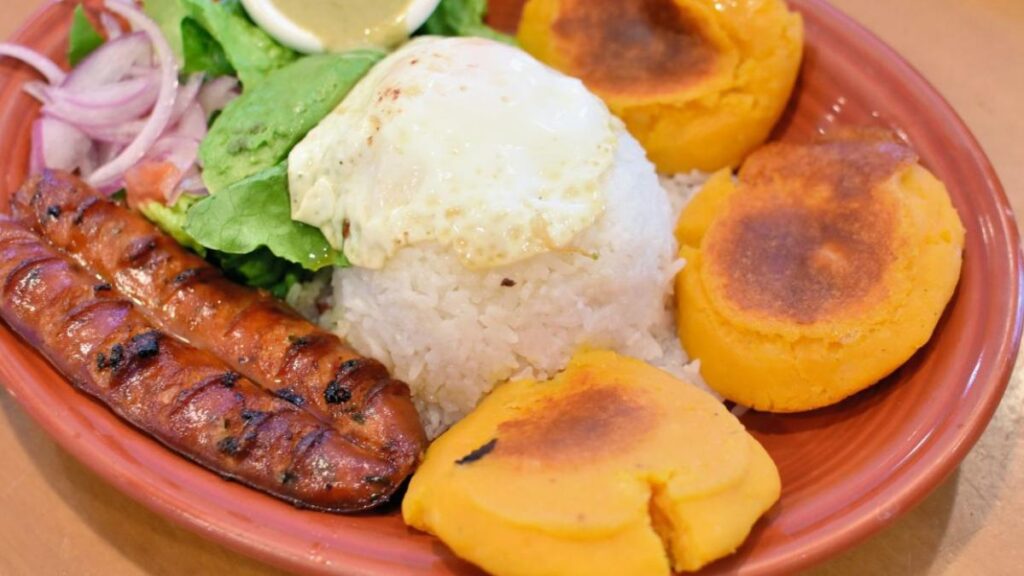 Llapingacho dorado con queso fundido y achiote en ranking de Taste Atlas como top 10 mundial