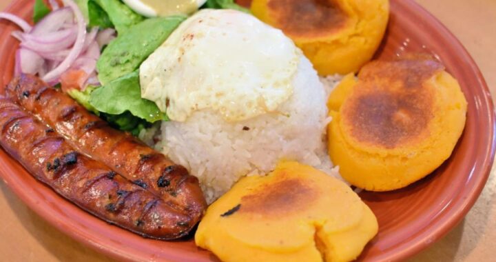 Llapingacho dorado con queso fundido y achiote en ranking de Taste Atlas como top 10 mundial