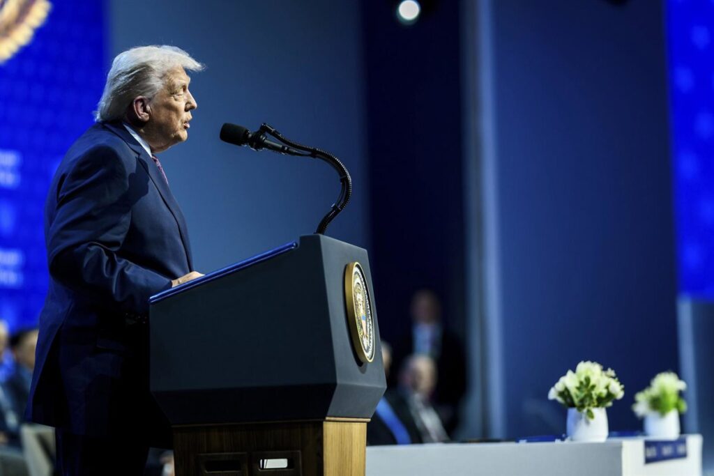 Donald Trump señala con gesto airado durante discurso sobre agentes del ICE en Minnesota con bandera de EE.UU. de fondo