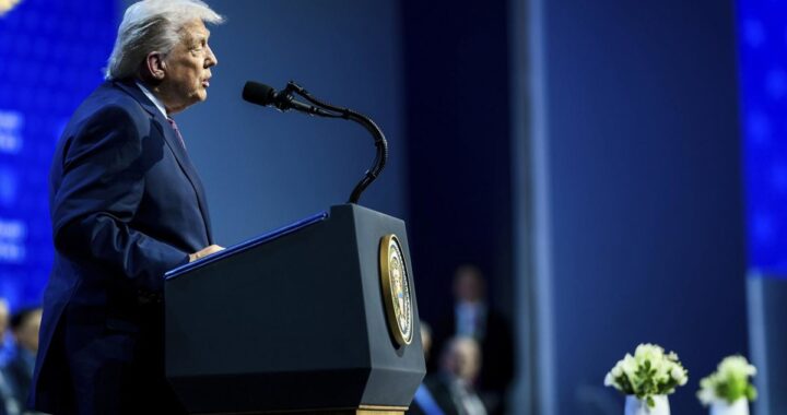 Donald Trump señala con gesto airado durante discurso sobre agentes del ICE en Minnesota con bandera de EE.UU. de fondo