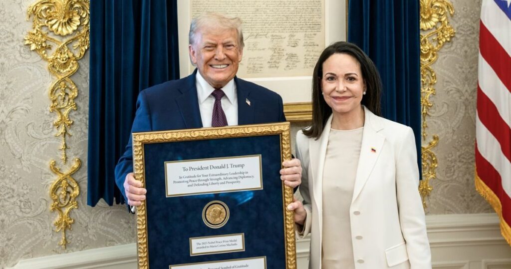 María Corina Machado sostiene su medalla del Nobel de la Paz 2025 antes de entregársela a Donald Trump en la Casa Blanca