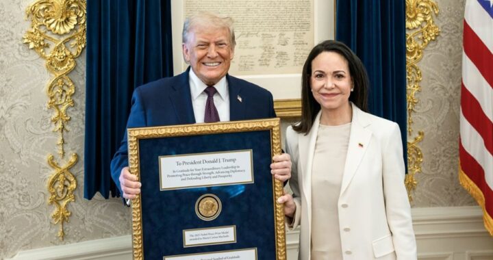 María Corina Machado sostiene su medalla del Nobel de la Paz 2025 antes de entregársela a Donald Trump en la Casa Blanca