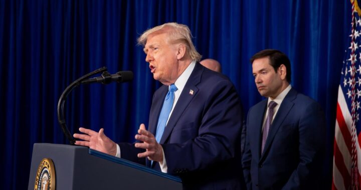 Donald Trump firma documento con bandera de EE.UU. y gráfico de arancel del 25% sobre productos de Irán en fondo