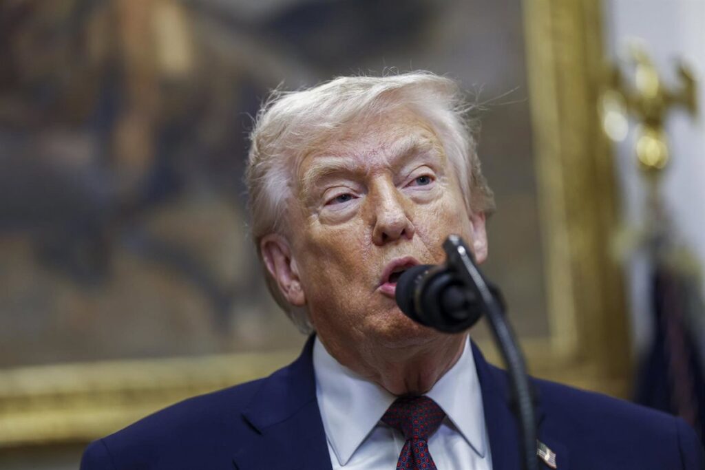 Donald Trump en la Casa Blanca anunciando contratos petroleros con mapa de Venezuela y barriles de crudo al fondo