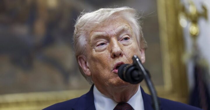 Donald Trump en la Casa Blanca anunciando contratos petroleros con mapa de Venezuela y barriles de crudo al fondo