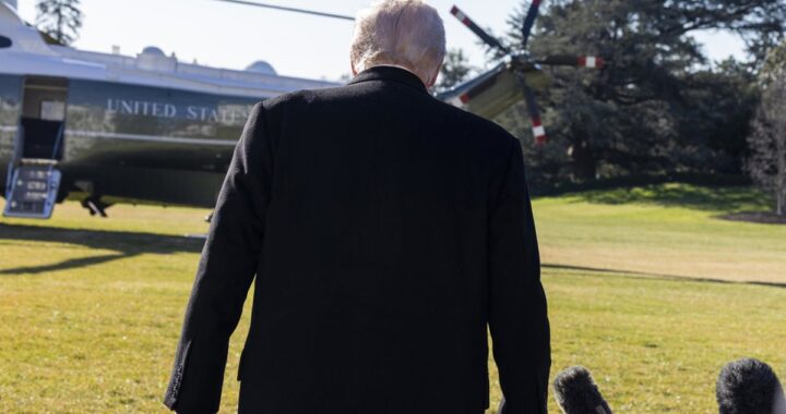 Donald Trump firmando documentos oficiales en el Despacho Oval con banderas de EE.UU. y el sello presidencial, simbolizando sus 225 órdenes ejecutivas de 2025