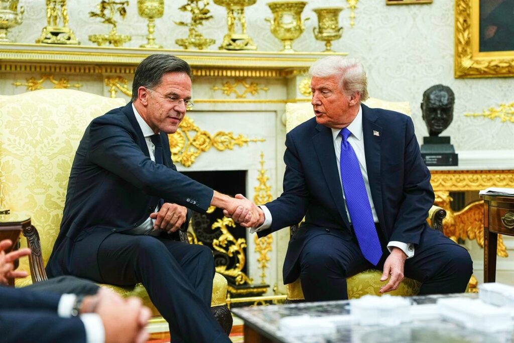 Mapa geopolítico del Ártico con Groenlandia destacada en negociaciones entre Trump y la OTAN por recursos estratégicos