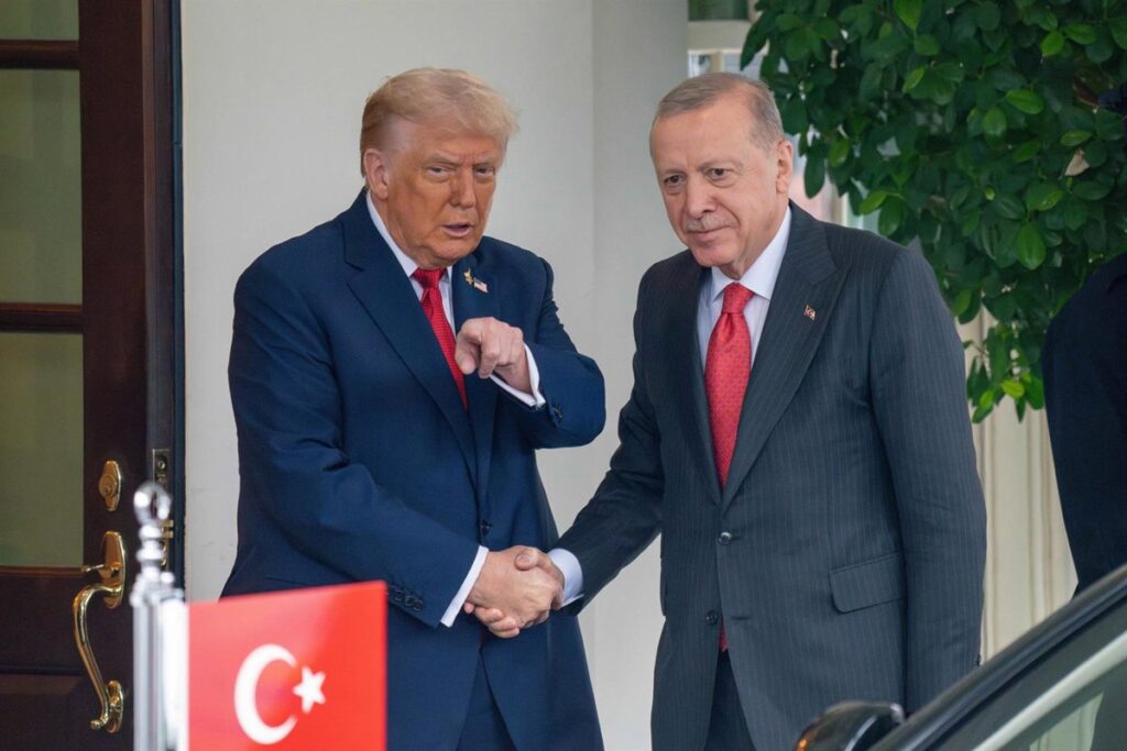 Donald Trump en reunión diplomática con mapas de Gaza y banderas de Turquía y Egipto sobre la mesa