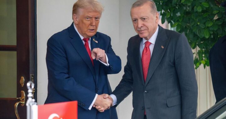Donald Trump en reunión diplomática con mapas de Gaza y banderas de Turquía y Egipto sobre la mesa