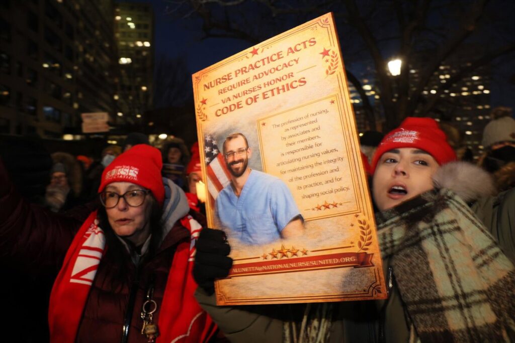 Agentes del ICE en Minneapolis durante el incidente con Alex Pretti, enfermero abatido días después del ataque a un vehículo federal