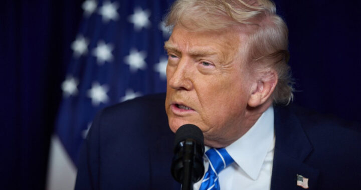 Donald Trump en rueda de prensa señalando a Delcy Rodríguez con mapa de Venezuela y barriles de petróleo de fondo