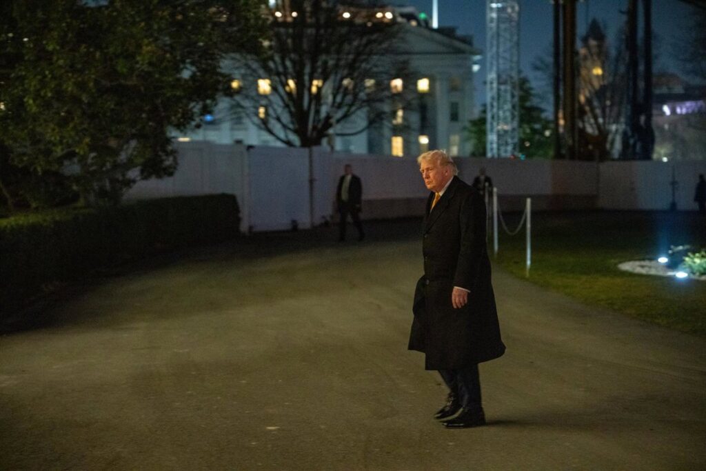 Donald Trump en conferencia de prensa señalando con gesto firme tras anunciar control de Venezuela