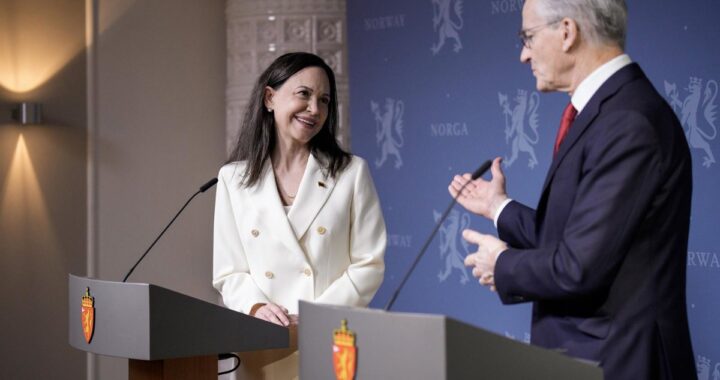 María Corina Machado con medalla del Nobel de la Paz 2025 frente a bandera de Venezuela en tensión geopolítica