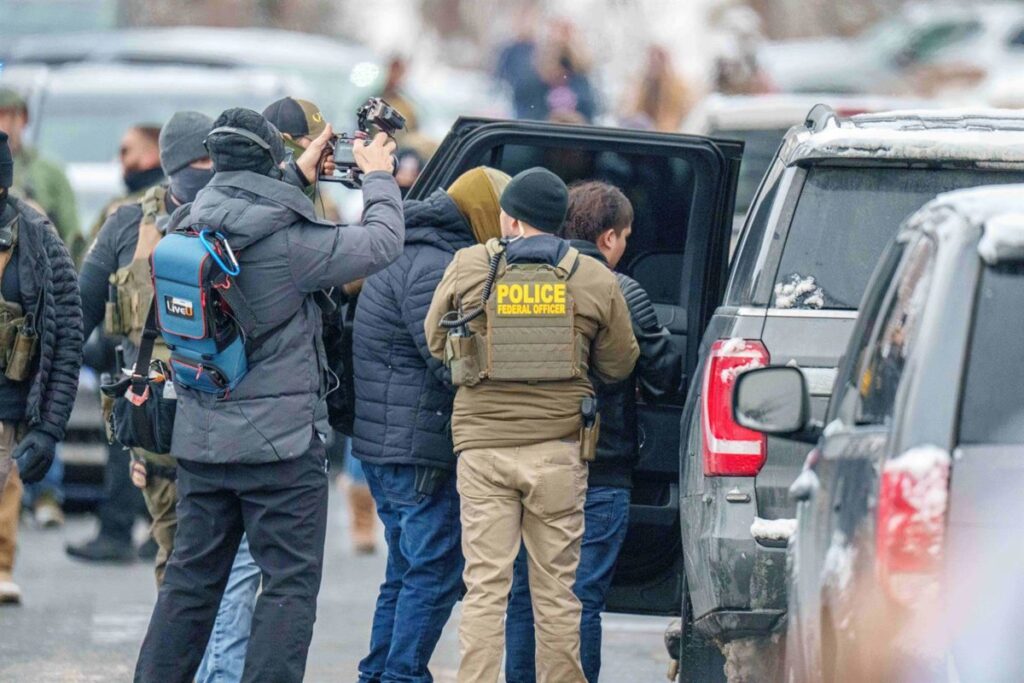Juez Patrick Schiltz en audiencia con documentos legales sobre el caso del ICE y desacato judicial en Minnesota