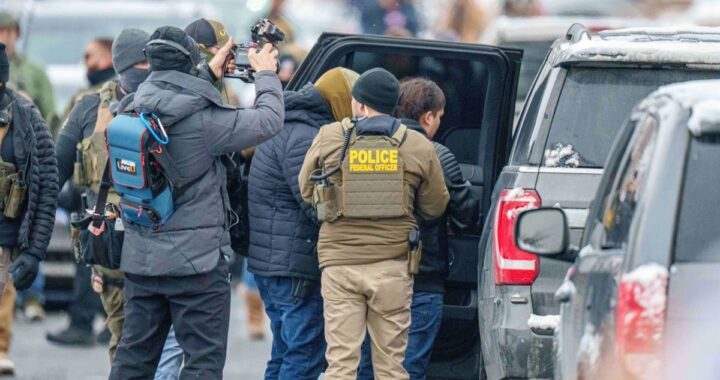 Juez Patrick Schiltz en audiencia con documentos legales sobre el caso del ICE y desacato judicial en Minnesota