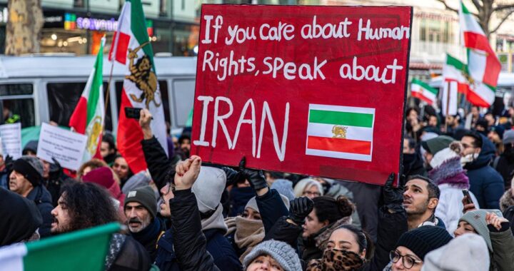 Manifestantes iraníes enfrentando fuerzas militares con armas de guerra durante protestas de 2022