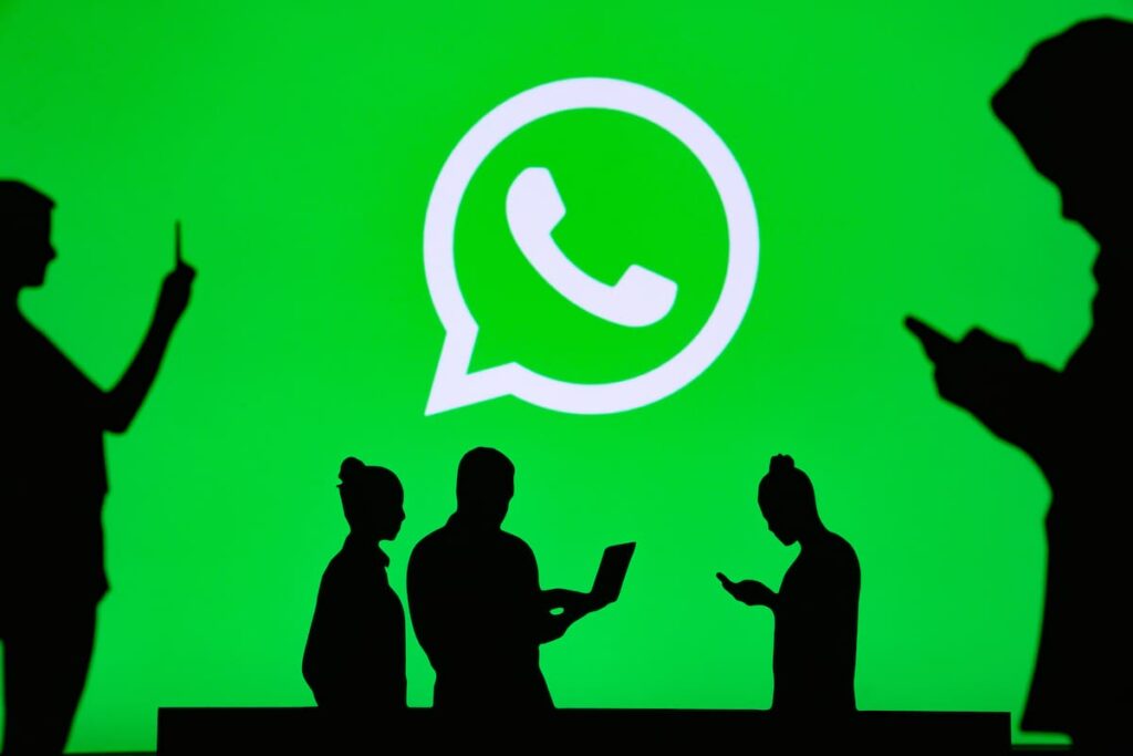 Pantalla de WhatsApp con candado roto simbolizando vulnerabilidad en el cifrado de chats