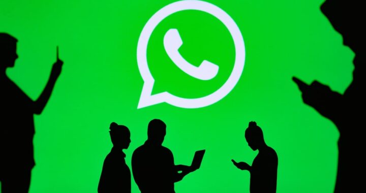 Pantalla de WhatsApp con candado roto simbolizando vulnerabilidad en el cifrado de chats