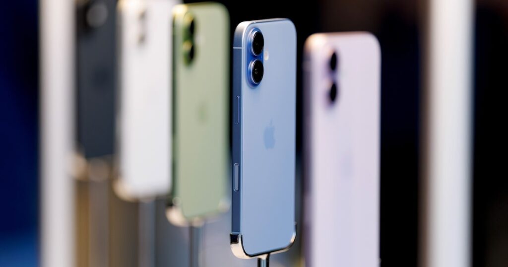 Gráfico comparativo del alza de precios de memoria DRAM en 2026 y su impacto en Apple y HP con chips en primer plano