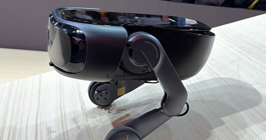 Prototipo de robot aspirador con patas articuladas subiendo escaleras en demostración del CES 2025