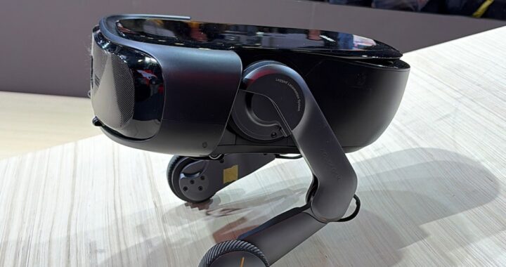 Prototipo de robot aspirador con patas articuladas subiendo escaleras en demostración del CES 2025