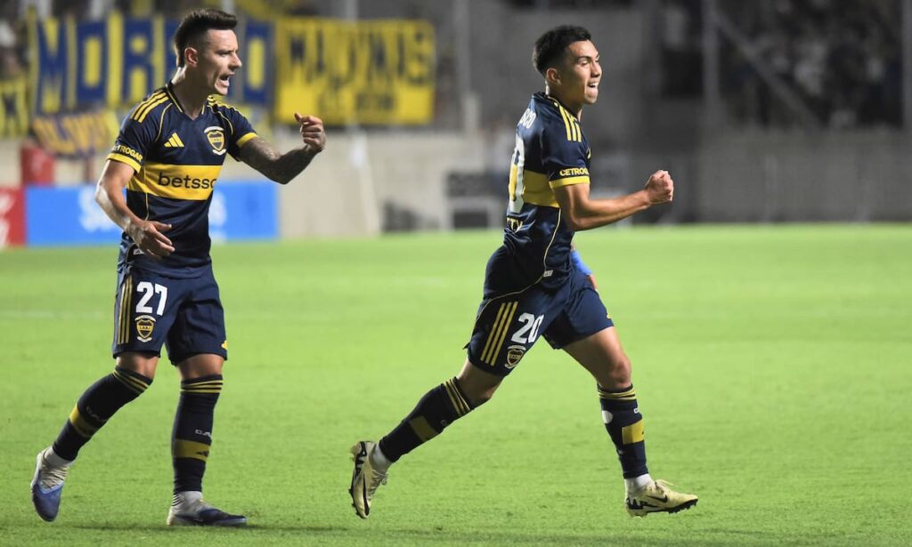 Zeballos celebra su asistencia en el gol de Belmonte para el 2-1 de Boca sobre Olimpia en pretemporada