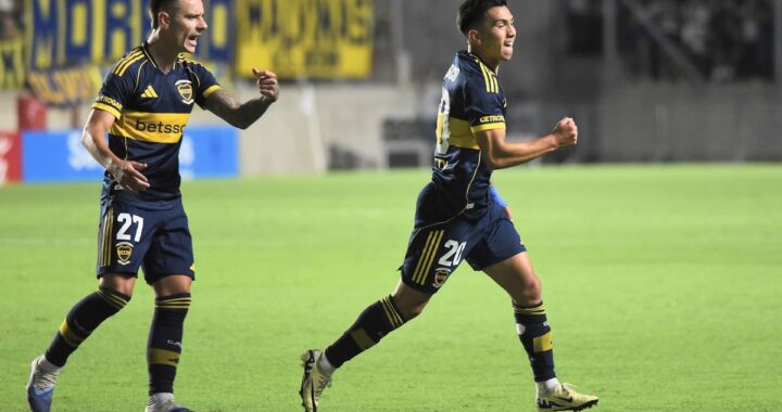 Zeballos celebra su asistencia en el gol de Belmonte para el 2-1 de Boca sobre Olimpia en pretemporada