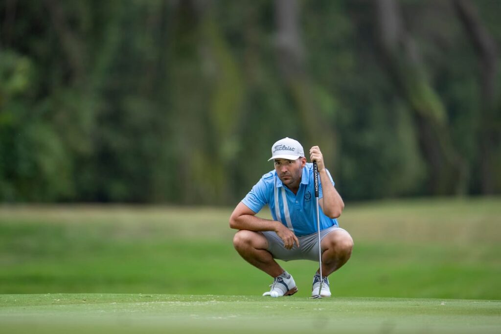 Andrés Schönbaum analiza su tarjeta de 68 golpes en el LAAC 2026 con palos en mano y el Lima Golf Club al fondo