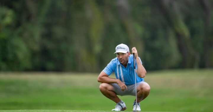 Andrés Schönbaum analiza su tarjeta de 68 golpes en el LAAC 2026 con palos en mano y el Lima Golf Club al fondo