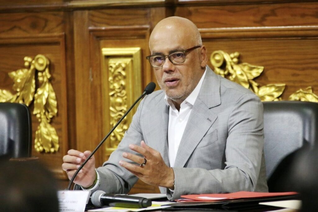Jorge Rodríguez anuncia liberación de presos políticos en rueda de prensa con banderas de Venezuela al fondo