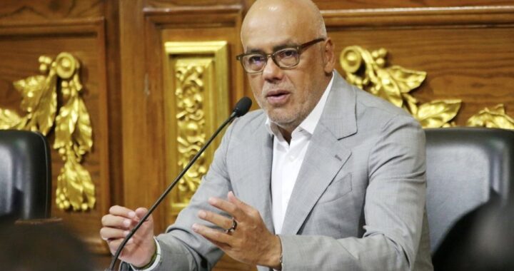 Jorge Rodríguez anuncia liberación de presos políticos en rueda de prensa con banderas de Venezuela al fondo