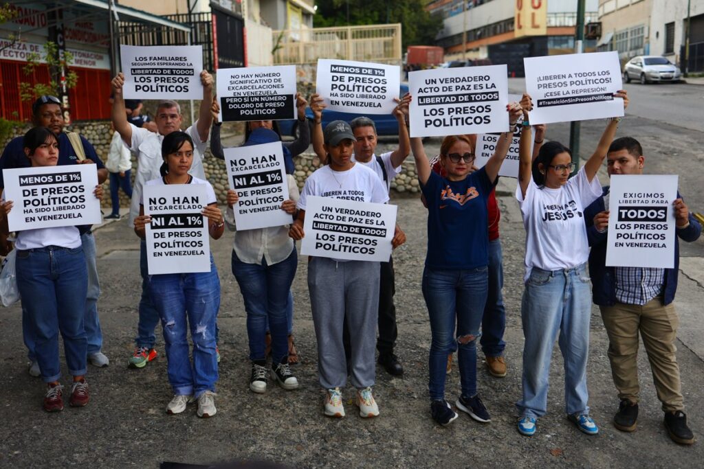 Gráfico comparativo de cifras de excarcelados en Venezuela: 400 vs 56 con fondo de documentos judiciales opacos