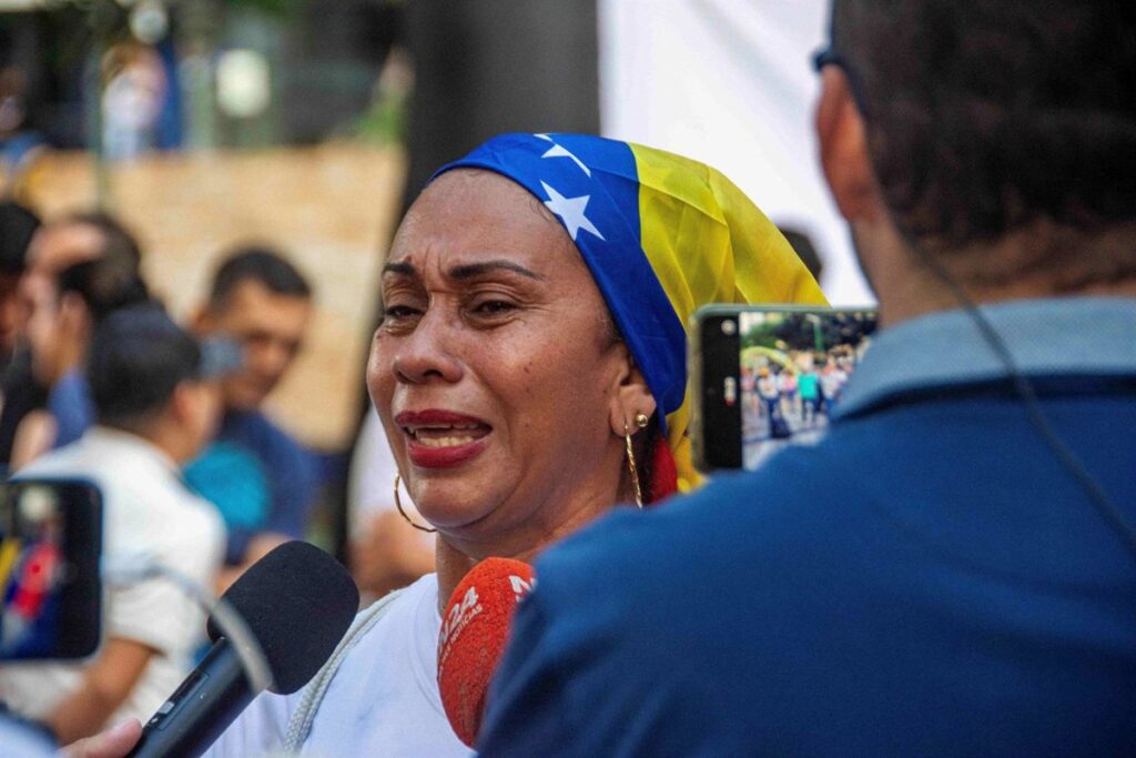 Presos políticos venezolanos abrazando a familiares tras salir de la cárcel de Rodeo 1 con documentos de excarcelación