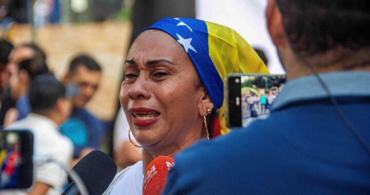 Presos políticos venezolanos abrazando a familiares tras salir de la cárcel de Rodeo 1 con documentos de excarcelación
