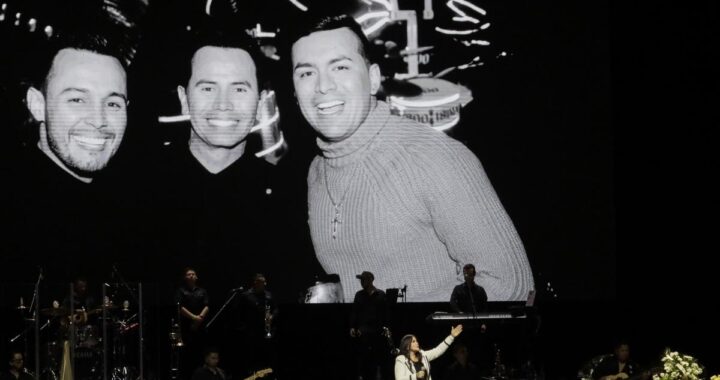 Multitud en el Movistar Arena rinde homenaje a Yeison Jiménez con velas y carteles bajo luces azules y doradas