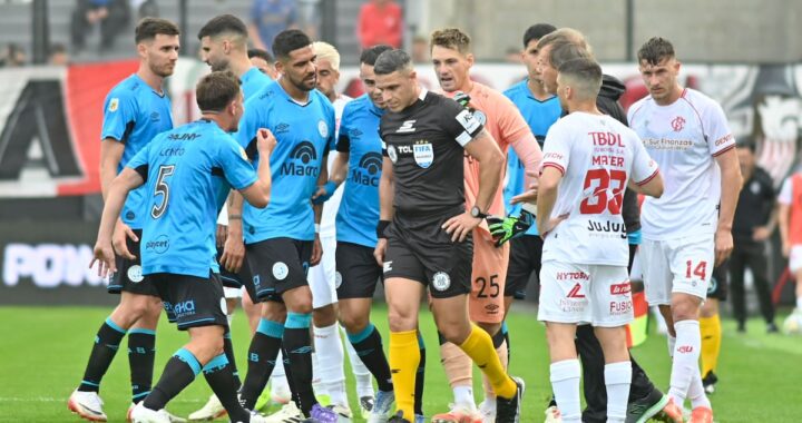 Árbitro revisa jugada polémica en el VAR mientras hinchas protestan con carteles de 'Fútbol amañado'