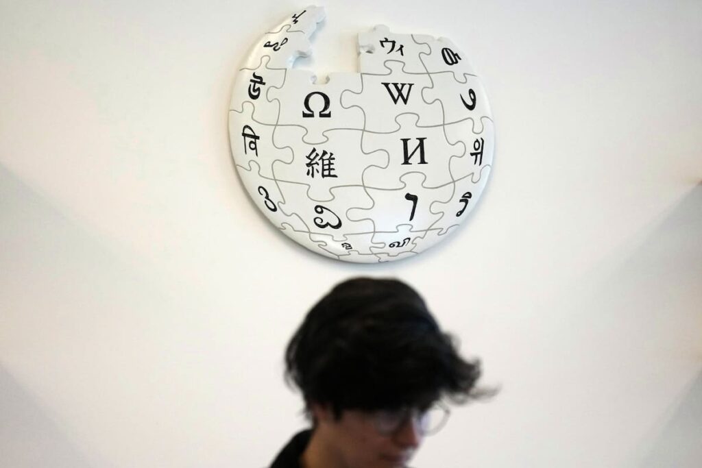 Pantalla mostrando el logo de Wikipedia con gráficos de crecimiento y datos históricos sobre fondo azul oscuro