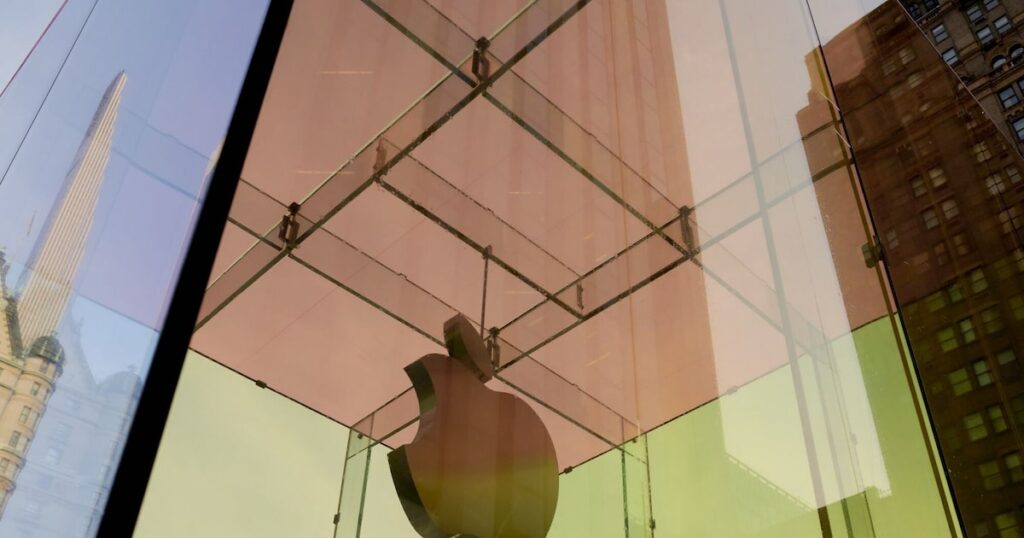 Interfaz de Creator Studio de Apple mostrando Final Cut Pro y Logic Pro con herramientas de IA en Mac e iPad