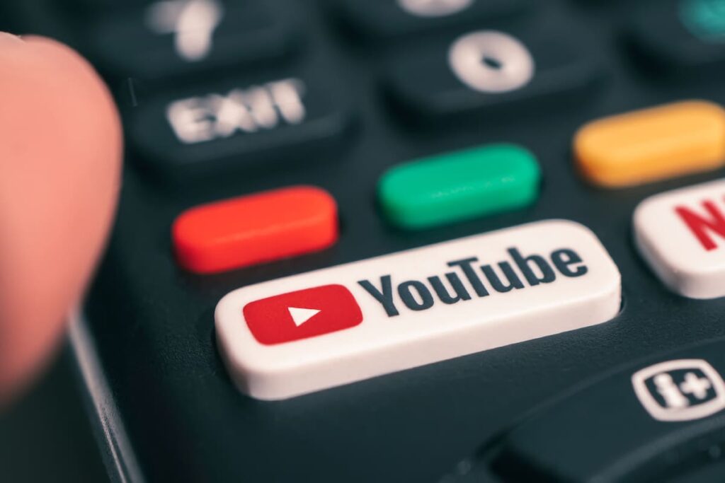 Pantalla de YouTube mostrando alerta de 'contenido generado con IA' en un video con etiqueta de deepfake detectado por el algoritmo
