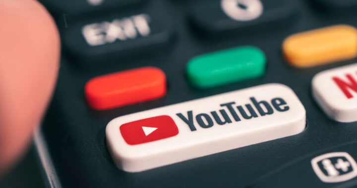 Pantalla de YouTube mostrando alerta de 'contenido generado con IA' en un video con etiqueta de deepfake detectado por el algoritmo