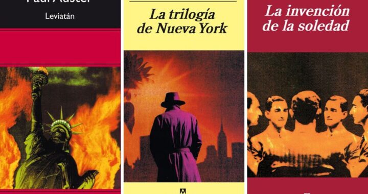 Portadas de las 10 obras esenciales de Paul Auster en una mesa de madera con luz tenue, destacando 'La trilogía de Nueva York' abierta