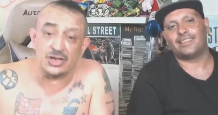 Captura de pantalla de un streamer en directo con botella de whisky y polvo blanco sobre la mesa durante reto mortal