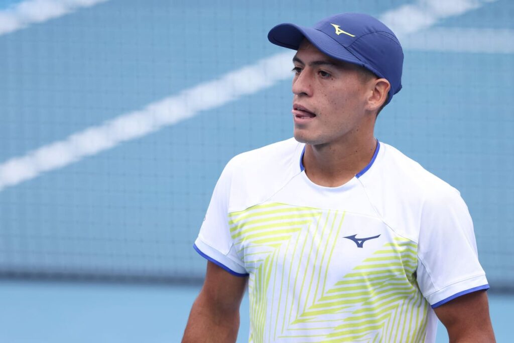 Sebastián Báez con raqueta en mano durante partido de Copa Davis, expresión seria tras polémica por no convocatoria 2026